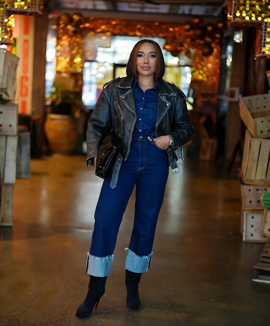 женщина в чистых черных замшевых туфлях, джинсах и кожаной куртке