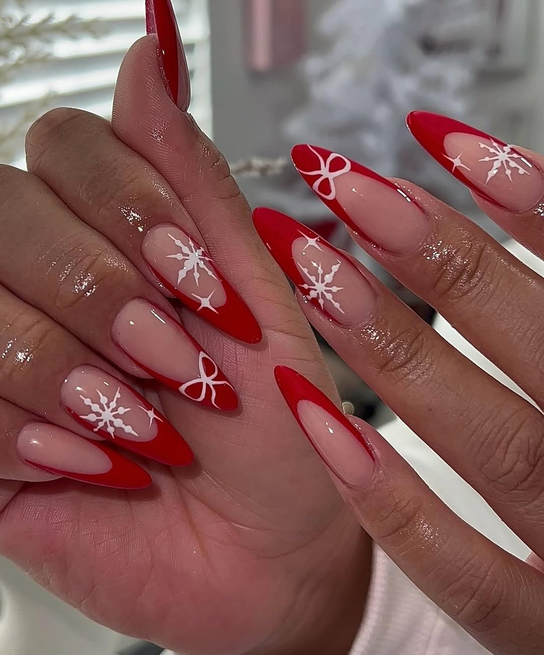 новогодний дизайн ногтей в красно-белых тонах