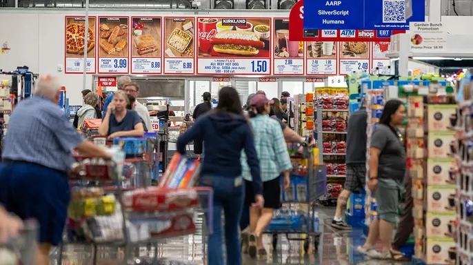 Покупатели в магазине Costco в Напе, Калифорния, 22 сентября 2025 года.