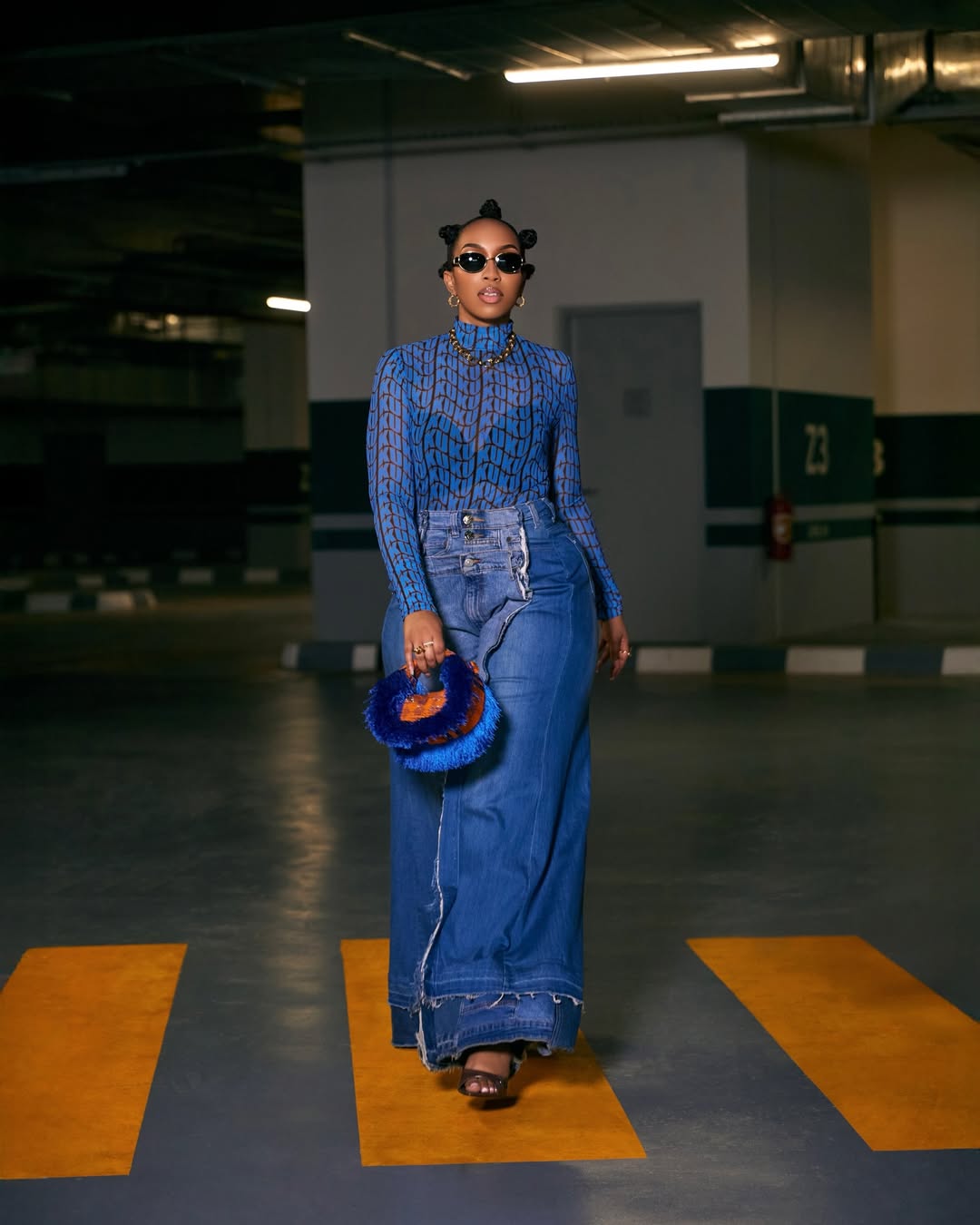 женщина в мешковатых джинсах и прозрачном топе