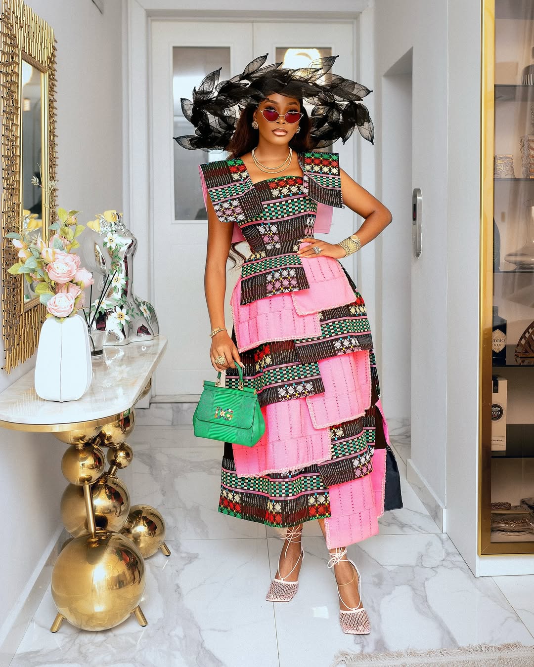 женщина в узорчатом наряде с эффектными аксессуарами для новогодней вечеринки