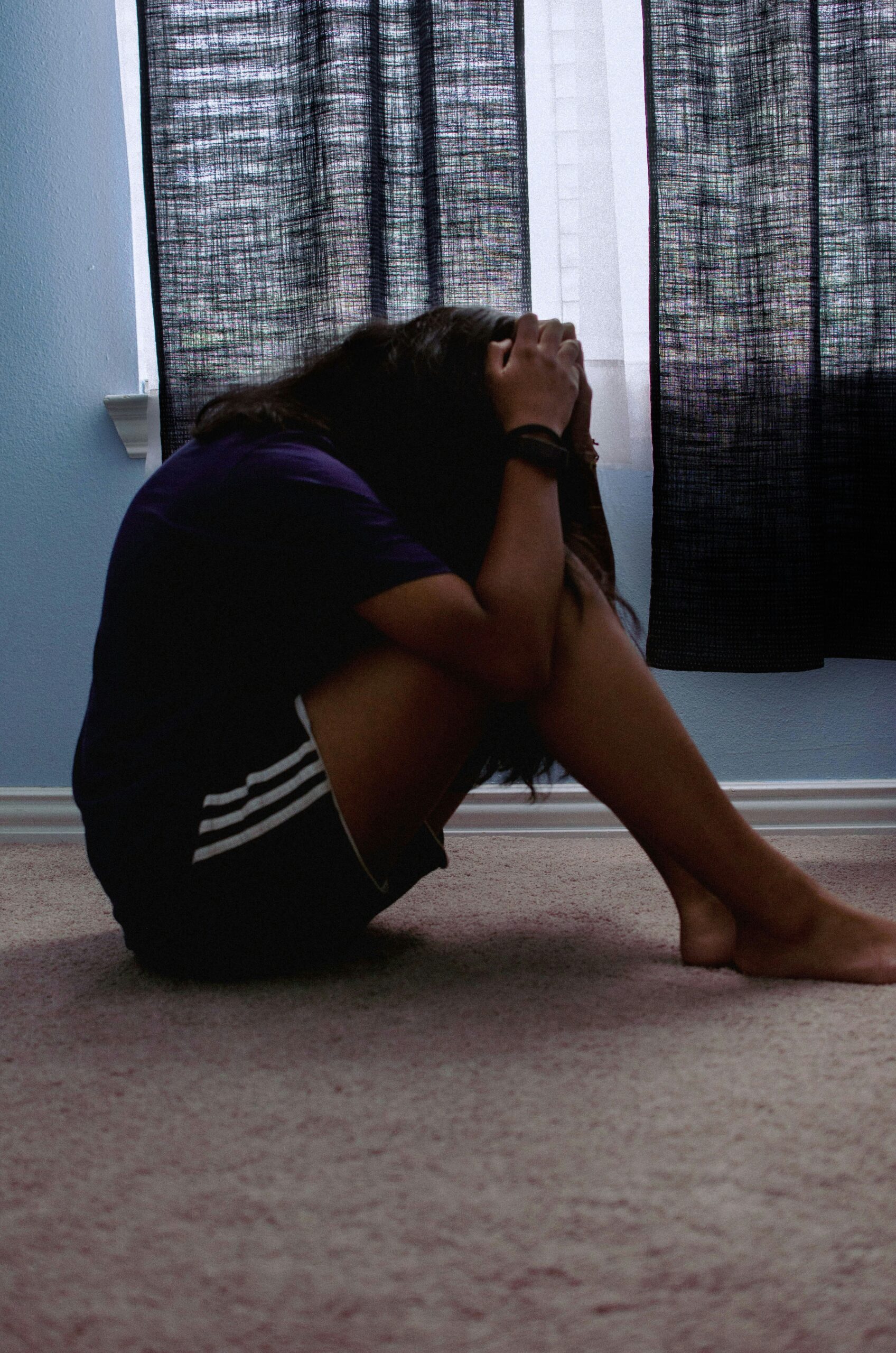 женщина грустная ехала между коленями депрессивная ситуация 