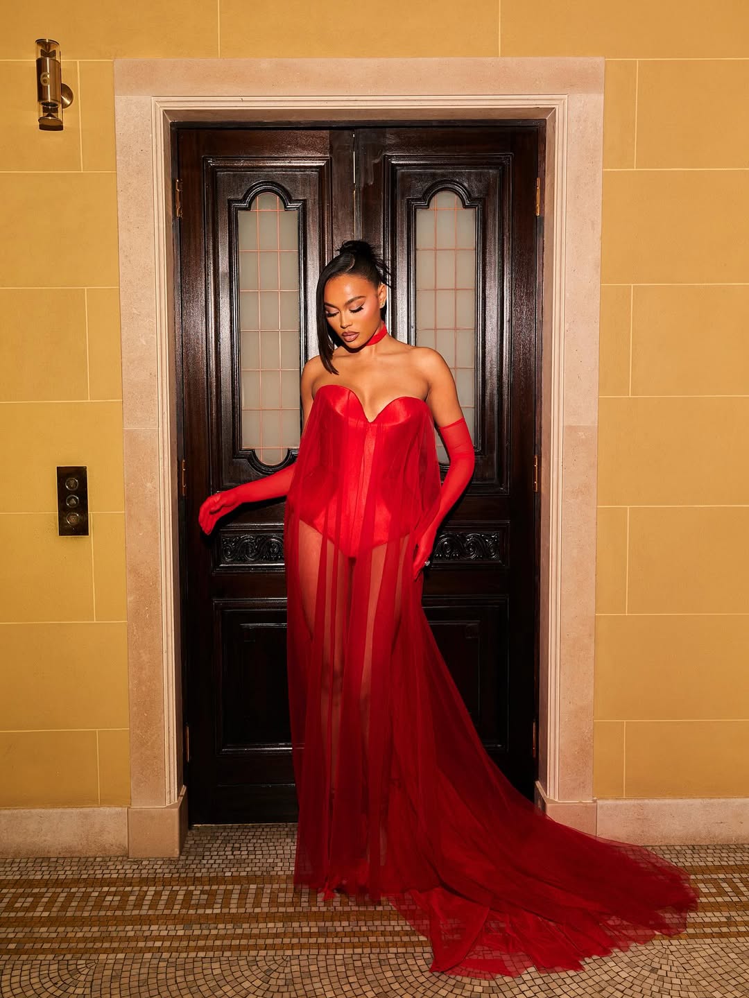 женщина в красном платье макси с перчатками