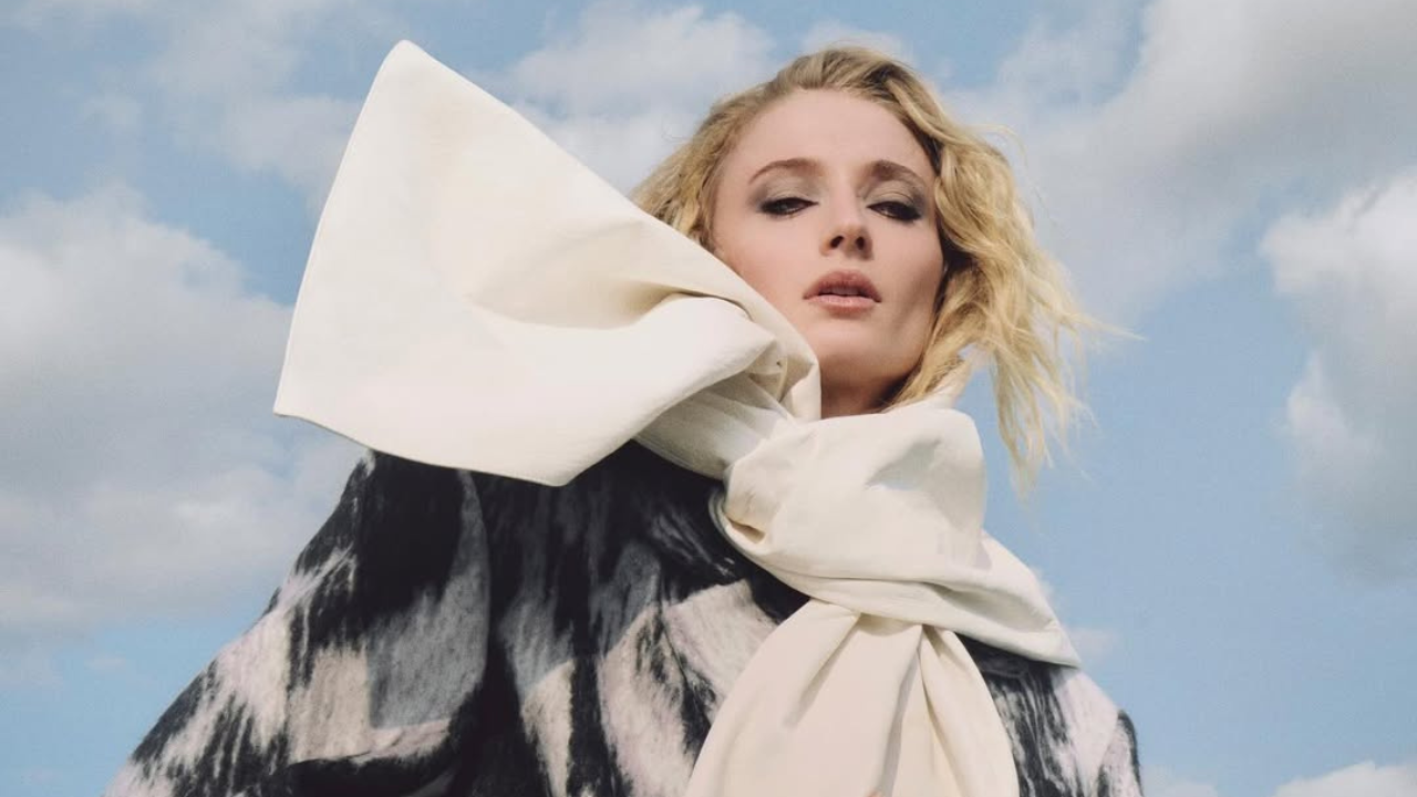 sophie-turner-lara-croft-style-rave