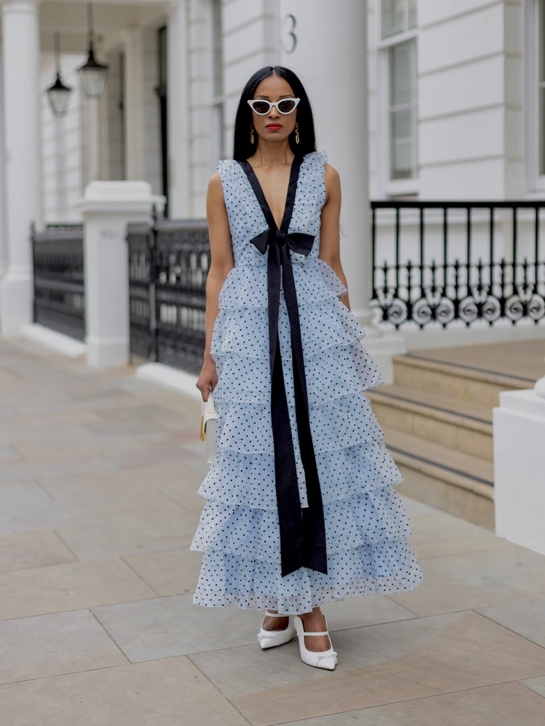 женщина в синем платье в горошек