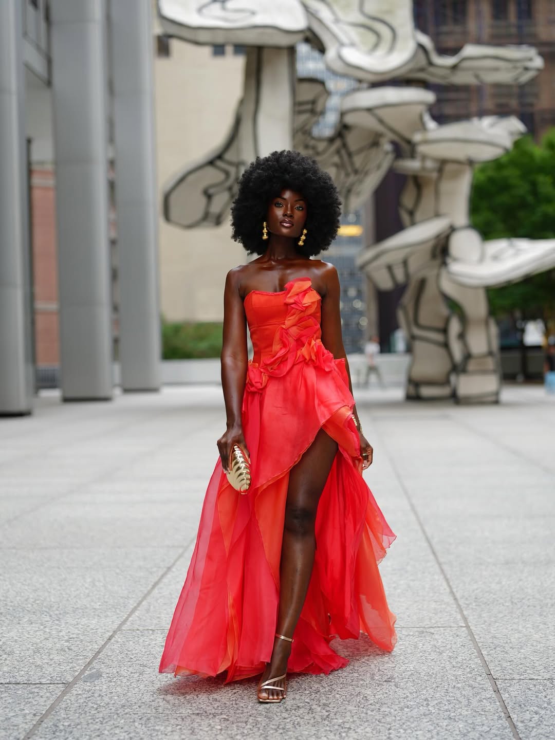 женщина в оранжевом платье с высоким разрезом