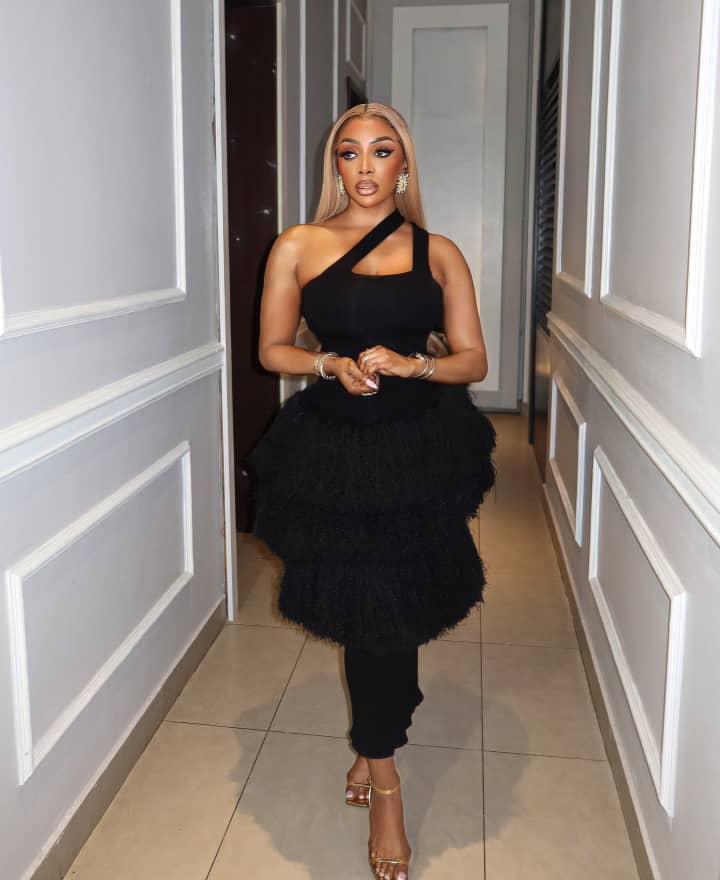 Модница из Лагоса Чиома Икоку носит полностью черный наряд