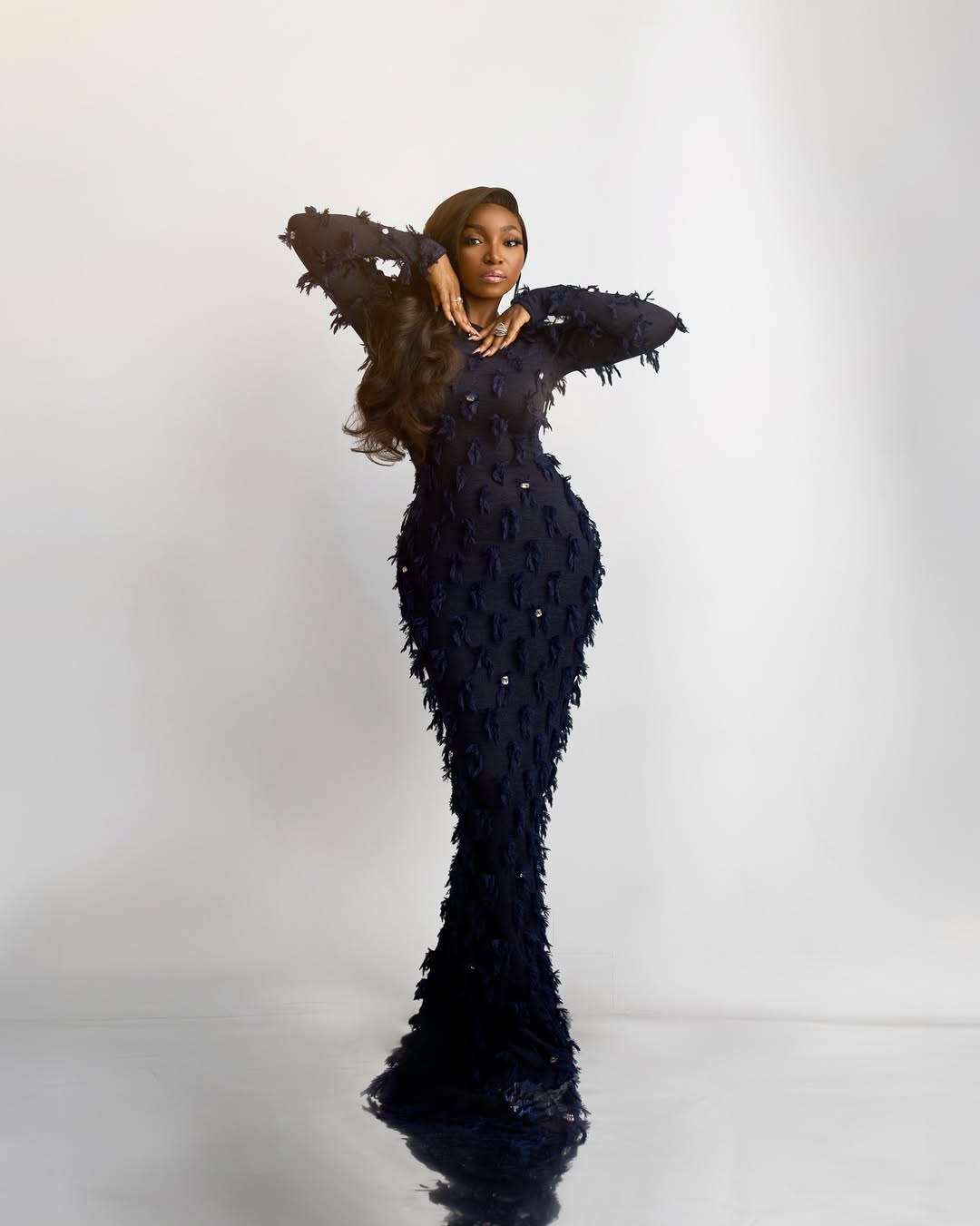 Женщина в свадебном платье для гостей с черным галстуком