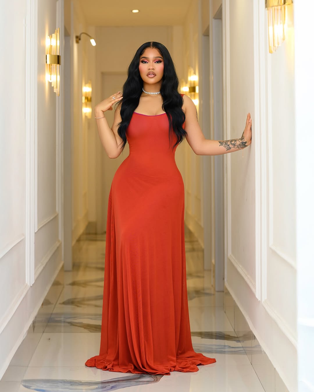 женщина в оранжевом платье макси 