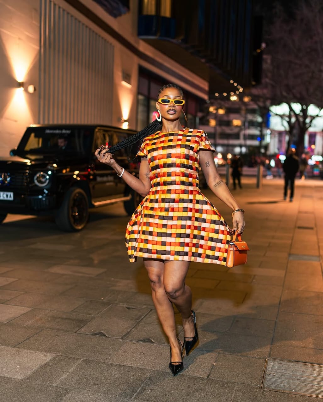 женщина в оранжевом платье с цветными блоками