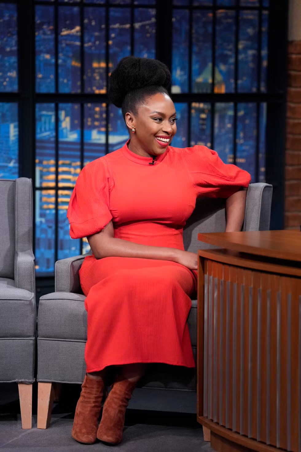 Чимаманда Нгози Адичи в «Поздней ночи с Сетом Мейерсом».