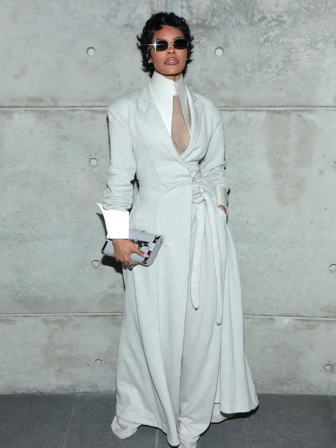 Тейана Тейлор в белом образе Louis Vuitton осень 2026 на ужине W Magazine и церемонии вручения наград Louis Vuitton, отличающемся скульптурным кроем и минималистской элегантностью.