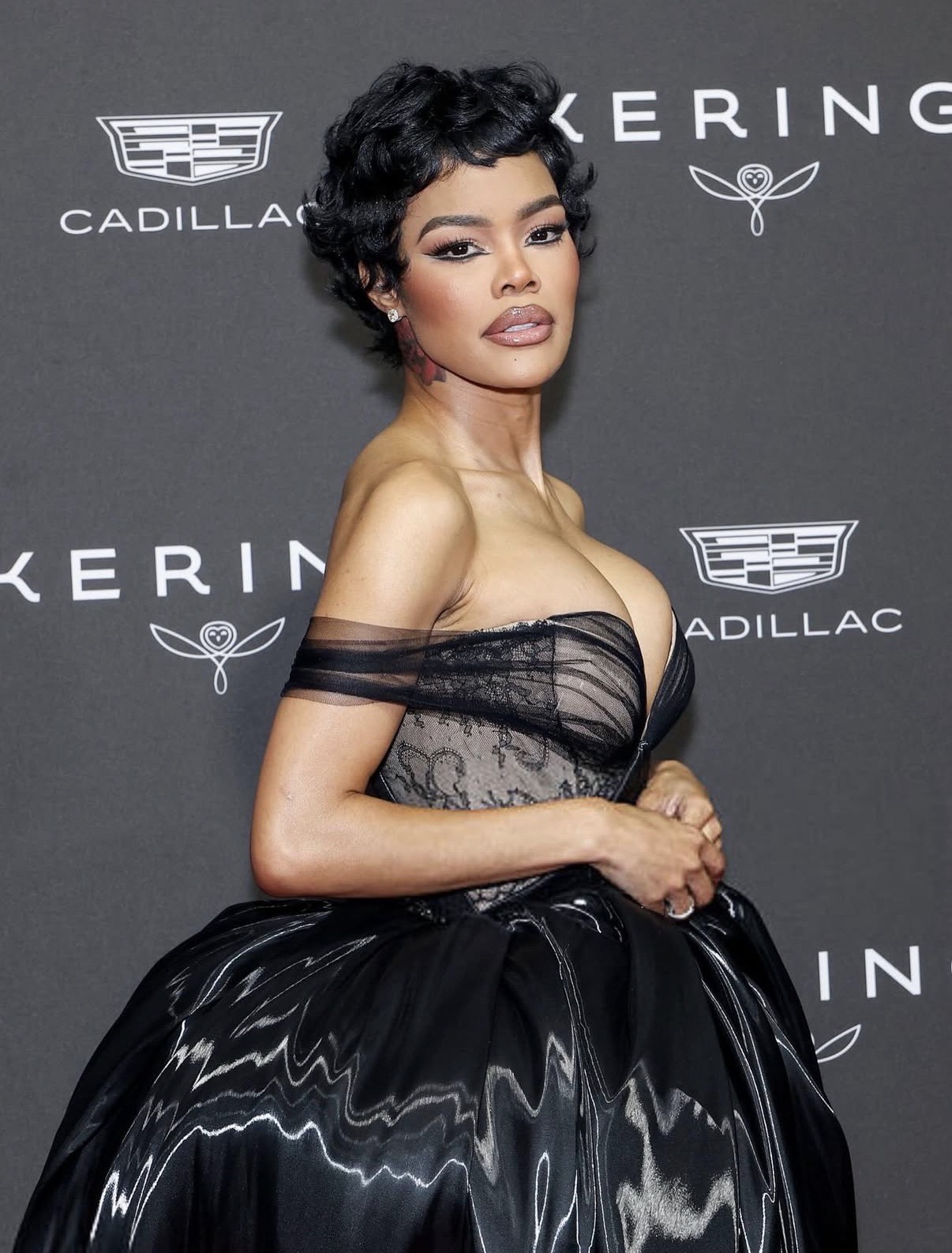 Тейана Тейлор возглавляет состав красавиц на фестивале в Палм-Спрингс с теплыми дымчатыми глазами, четко очерченными ресницами, скульптурными бровями и глянцевыми телесными губами на церемонии вручения кинопремии в Палм-Спрингс.