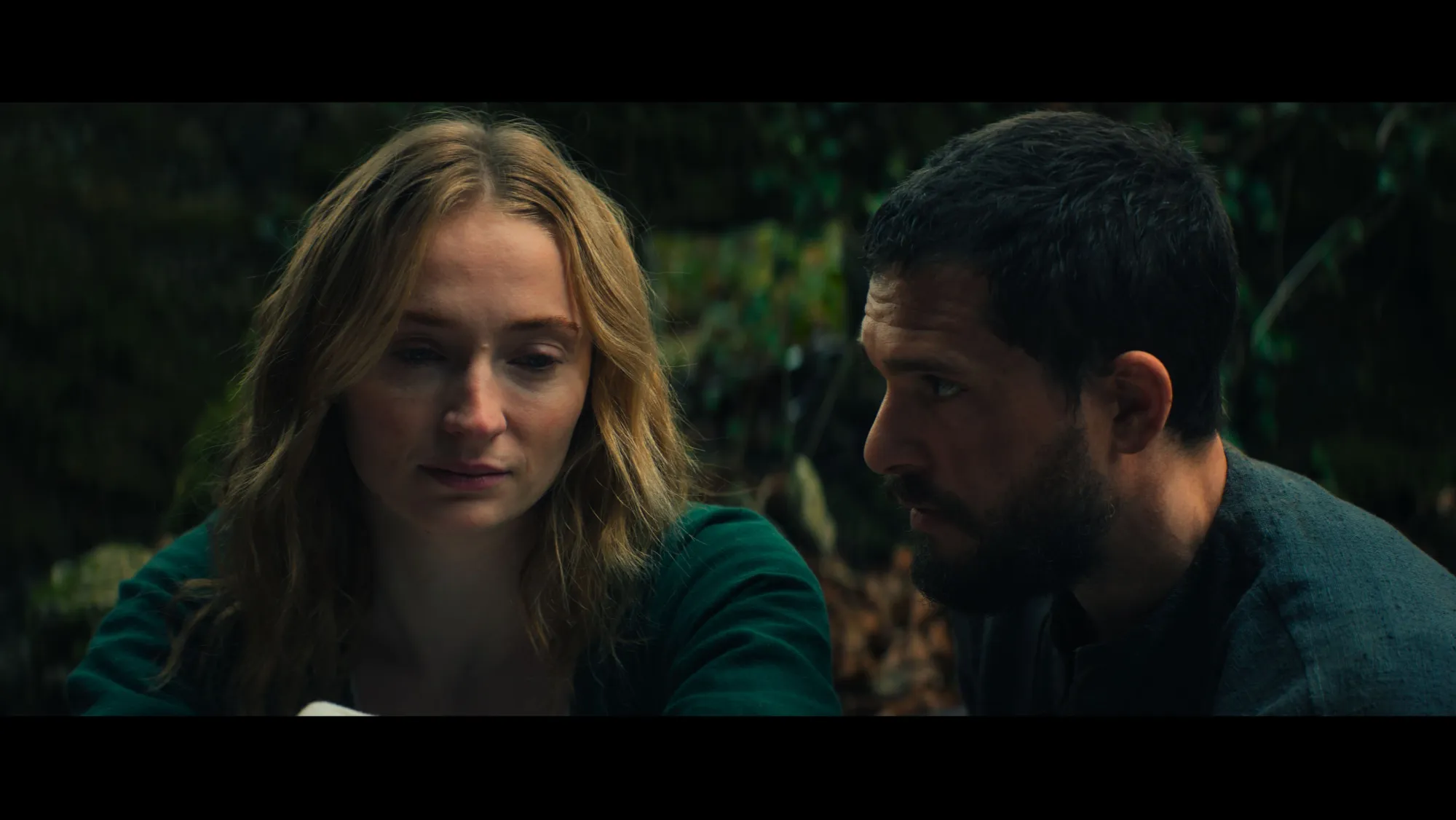 Софи Тернер и Кит Харингтон в фильме «Ужасные».