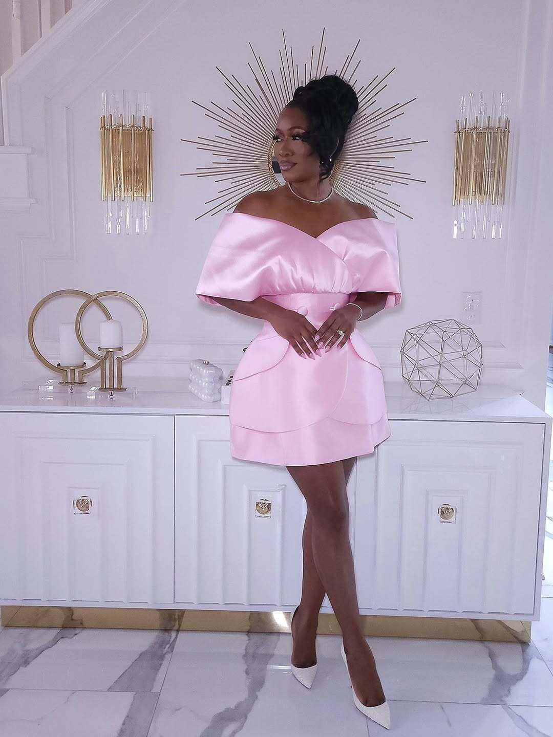 женщина в розовом мини-платье