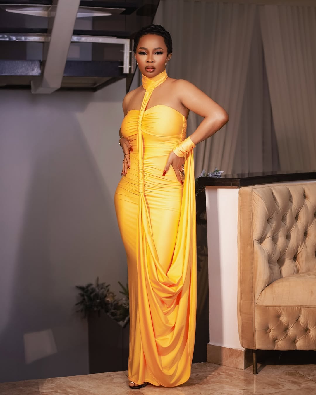 Токе Макинва в модном желтом вечернем платье