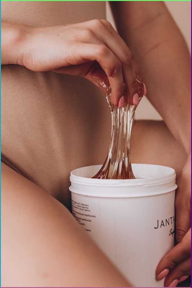 Женщина держит сахарный воск