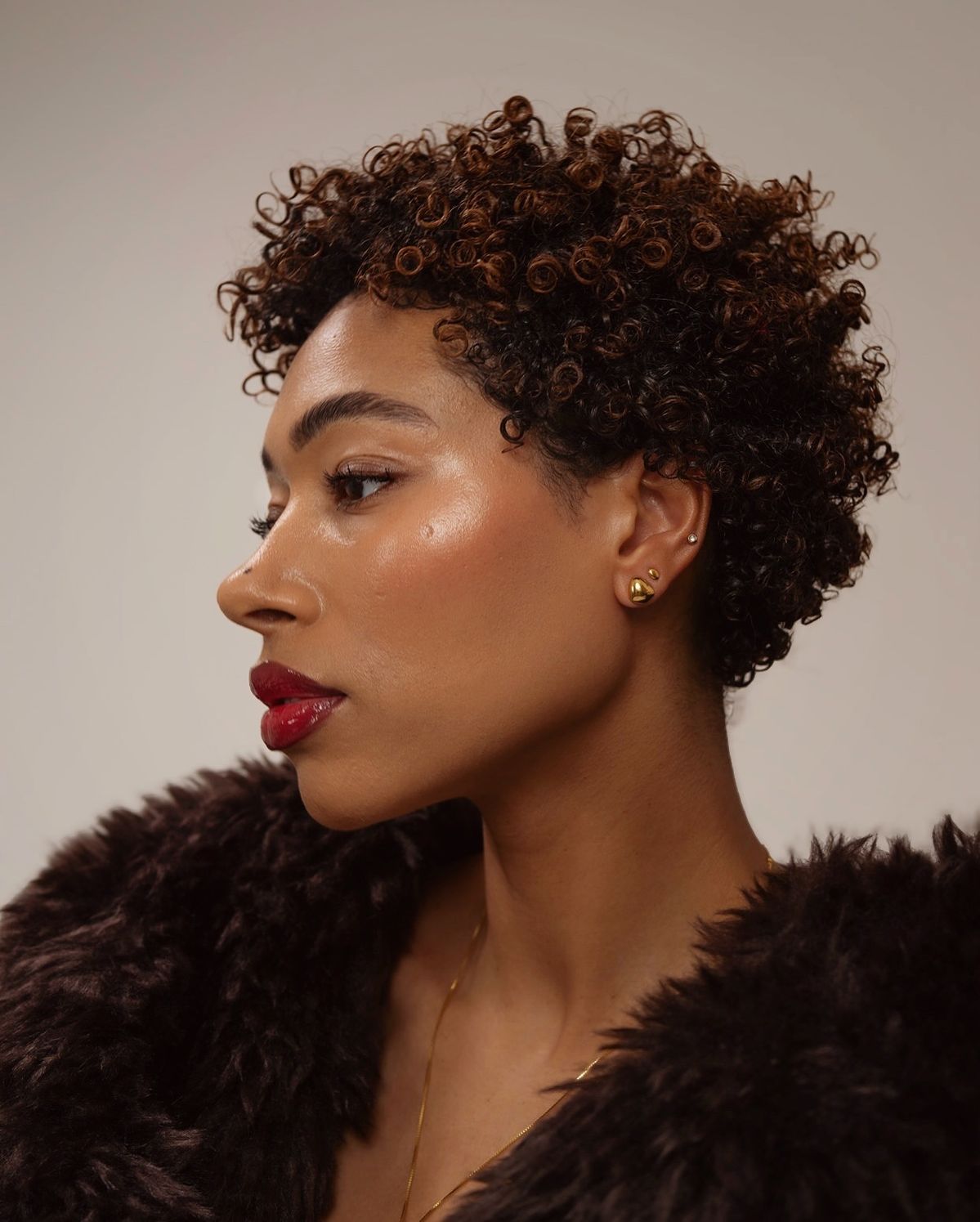 Close-up of defined natural curls showing healthy bounce and moisture retention — Curly hair routine