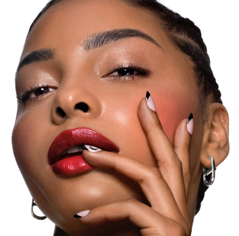 ph-adjusting-lipstick-trend-style-rave