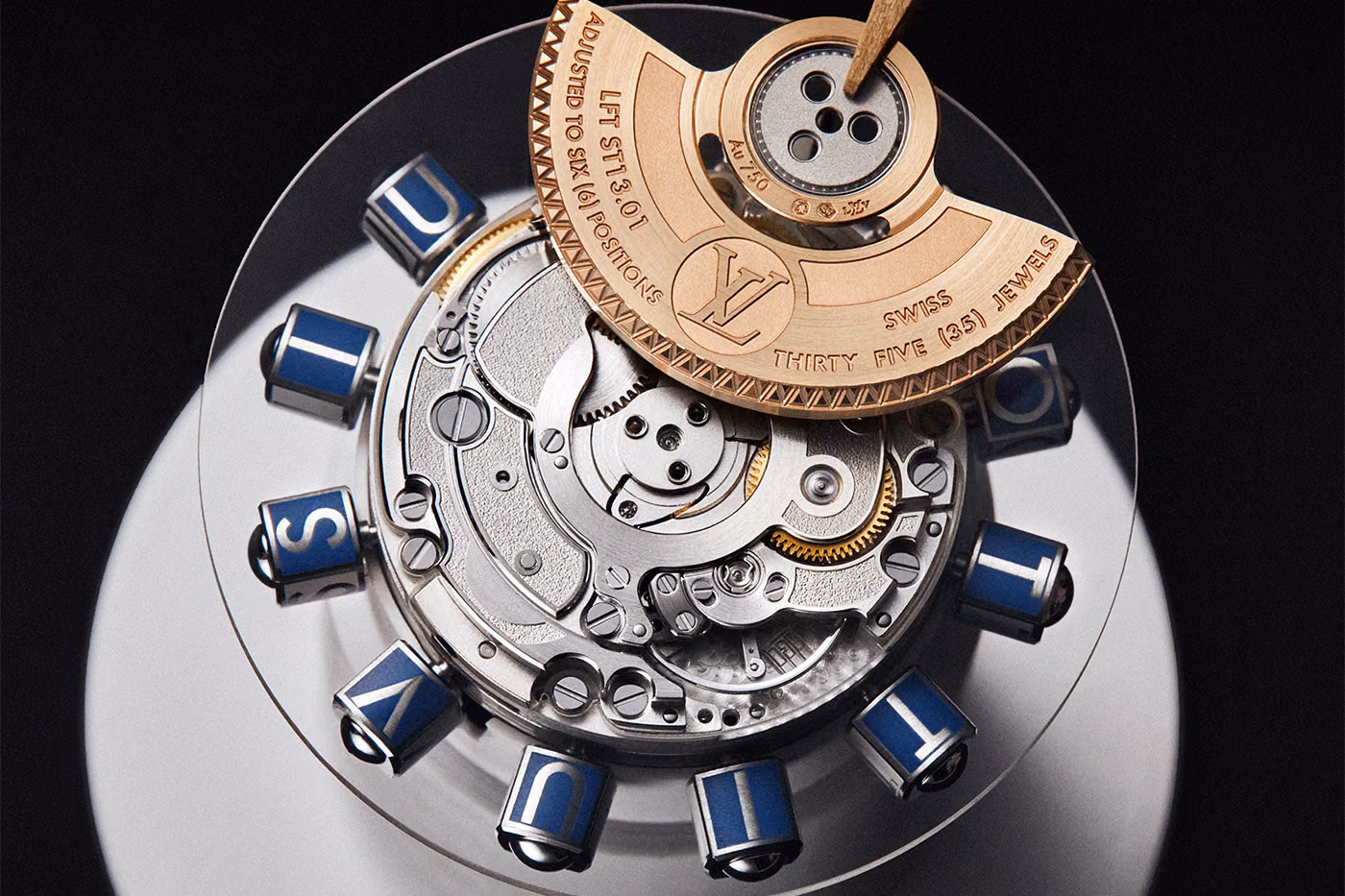 Detalle del movimiento del reloj Louis Vuitton Flying Tourbillon Salmon en platino
