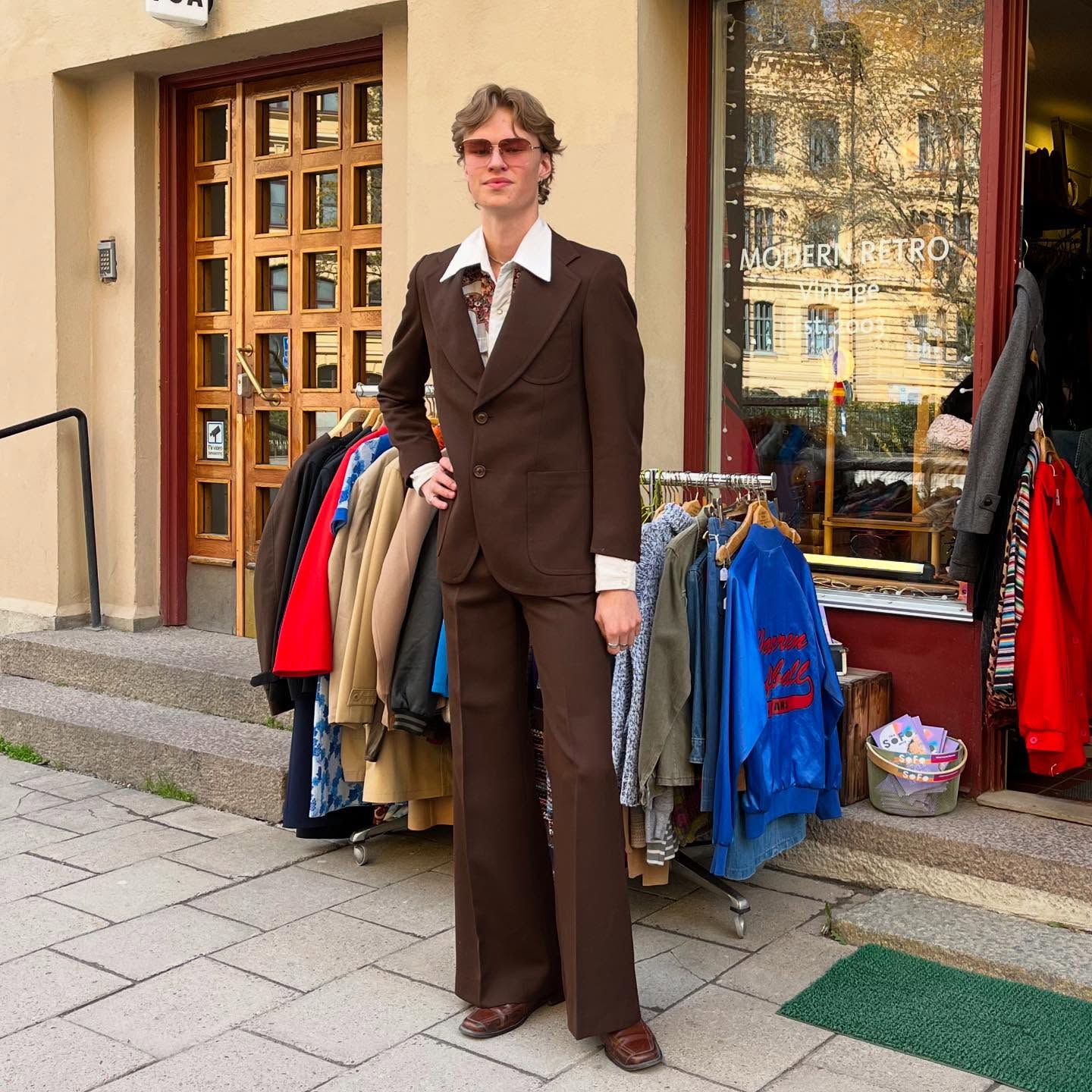 Man in satin wide-collar shirt, flared trouser